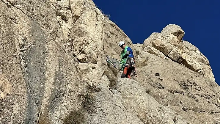 Van-İran yük treni, Erçek Gölü'nde kartpostallık manzaralar sunuyor