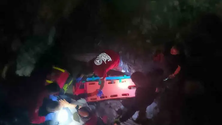 Van Kalesi'nde düştüğü mağaradan kurtarılan Alman turist hastaneye kaldırıldı