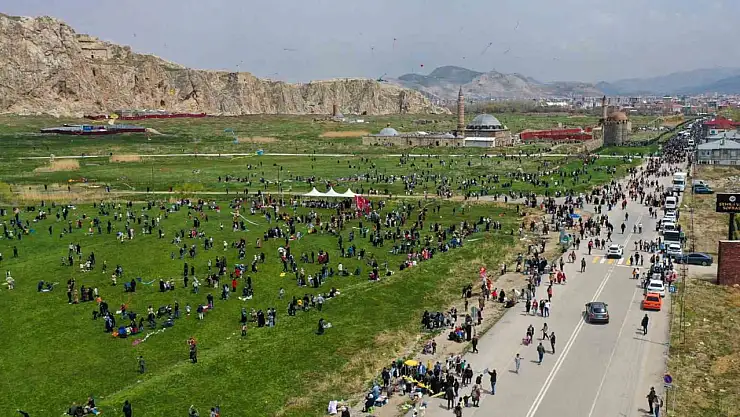 Van Kalesi'nde Uçurtma Şenliği: 23 Nisan Coşkusu, Binlerce Çocuğu Bir Araya Getirdi!
