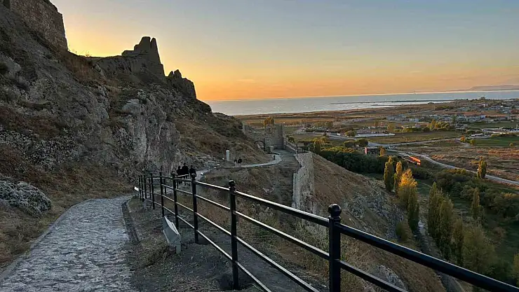 Van Kalesi'ne güvenlik için korkuluk yapıldı, turistler memnun kaldı