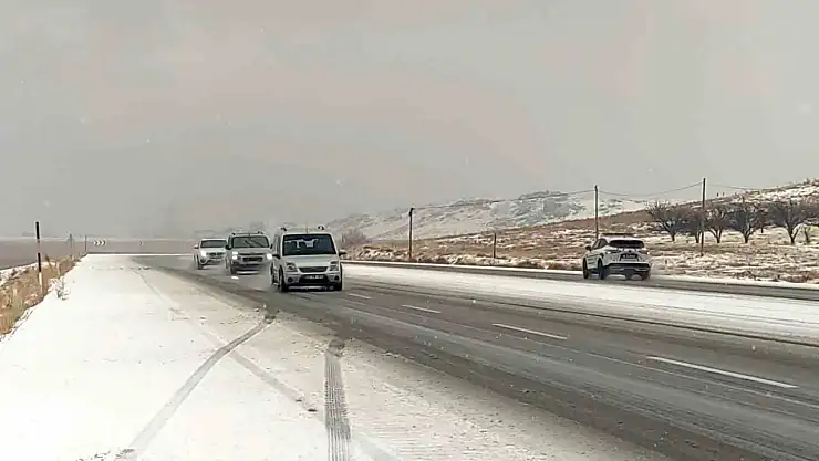 Van-Özalp yolunu beyaza bürüyen dolu sürücülere zor anlar yaşattı