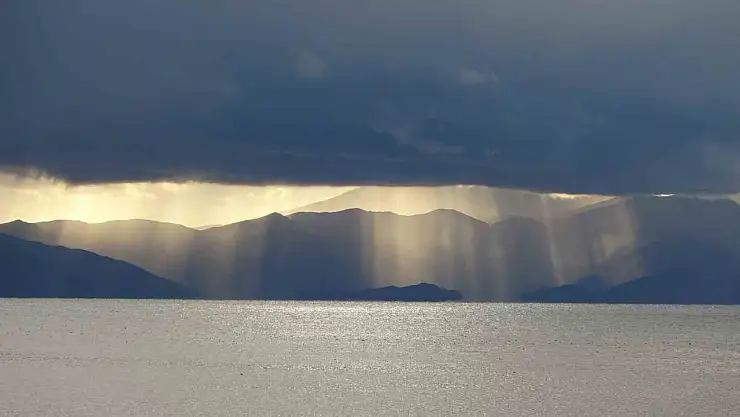 Van semalarında eşsiz ışık hüzmeleri gökyüzünü süslerken, doğaseverleri büyüledi