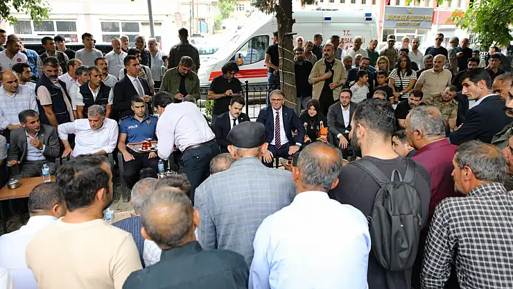 Van Valisi Bahçesaray'da yatırımları ve projeleri açıkladı, yerel halkla buluştu