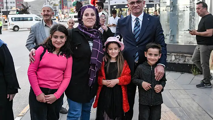 Van Valisi Balcı, Kurban Bayramı öncesi esnafa destek oldu, çocuklara kitap hediye etti
