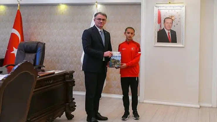 Van Valisi'nden Şampiyon Sporculara Ödül: 'Başarıları Gençlere İlham Kaynağı'