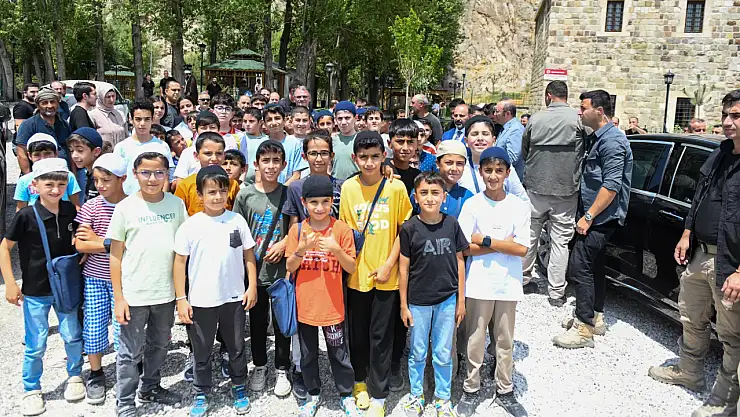 Van Valisi Ozan Balcı, cami ziyaretiyle çocuklarla buluşarak toplumsal bağları güçlendirdi