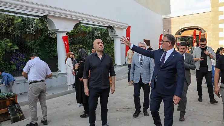 Van Valisi Ozan Balcı, Cumhuriyet Caddesi Bedesteni Ziyaretinde Esnaf ve Vatandaşlarla Bir Araya Geldi