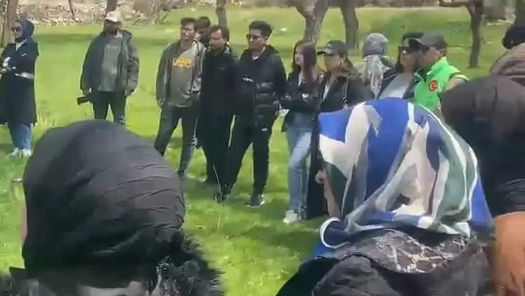 Vangölü'nde Zerrinkadeh Çiçekleri İçin Doğaseverlerden Yürüyüş Destanı!