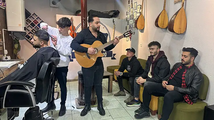Vanlı berberden canlı müzikli tıraş deneyimi