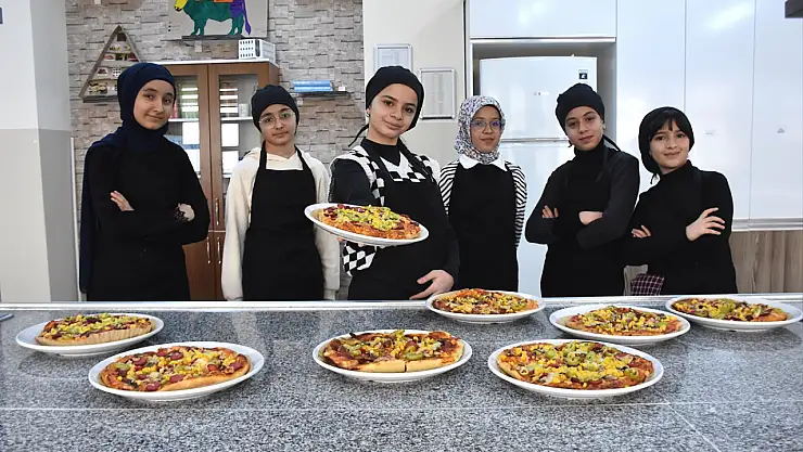 Vanlı öğrenciler mutfakta hem öğreniyor hem üretiyor
