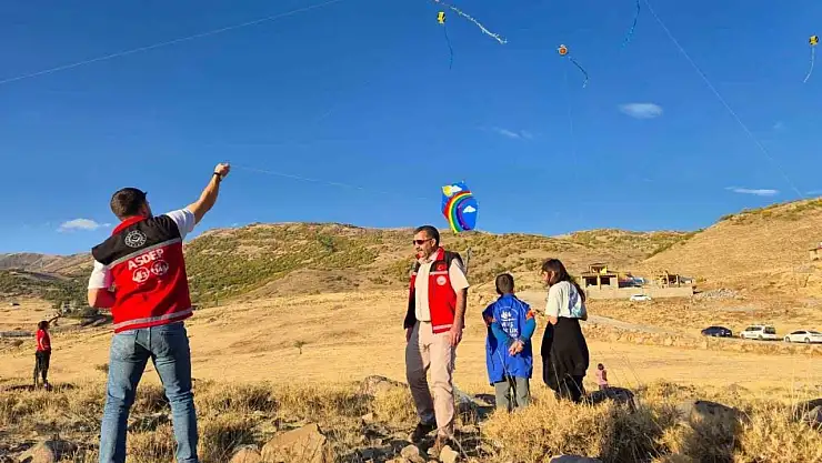 Varto'da Aile Yılı kapsamında çocuklar için keyifli uçurtma etkinliği düzenlendi