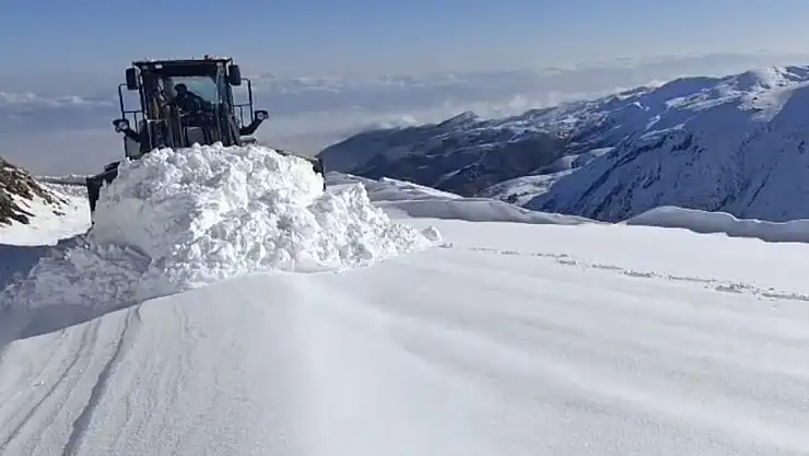 Varto'da yoğun kar yağışı 26 köy yolunu ulaşıma kapattı, ekipler seferber oldu