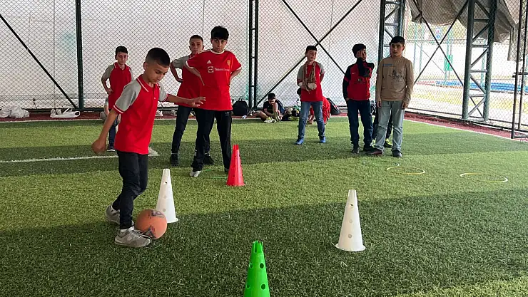 Varto Futbol Sahası'nda Yaz Spor Okulları Antrenmanları Yoğun Katılımla Devam Ediyor