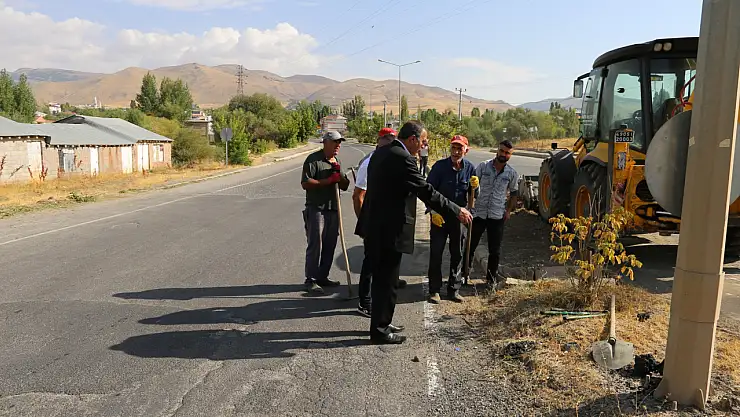 Varto İlçe Girişinde Refüjlerde Bakım ve Onarım Çalışmaları Başladı