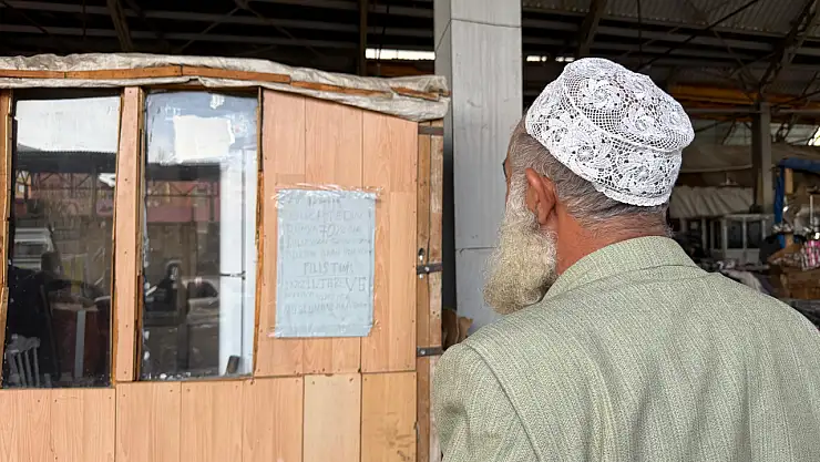 Vatandaşlar durup okudu: Ağrı'da tezgâha asılan yazı sosyal mesaj verdi