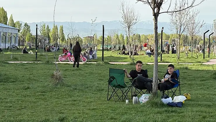 Vatandaşlar güneşli havada millet bahçesine akın etti