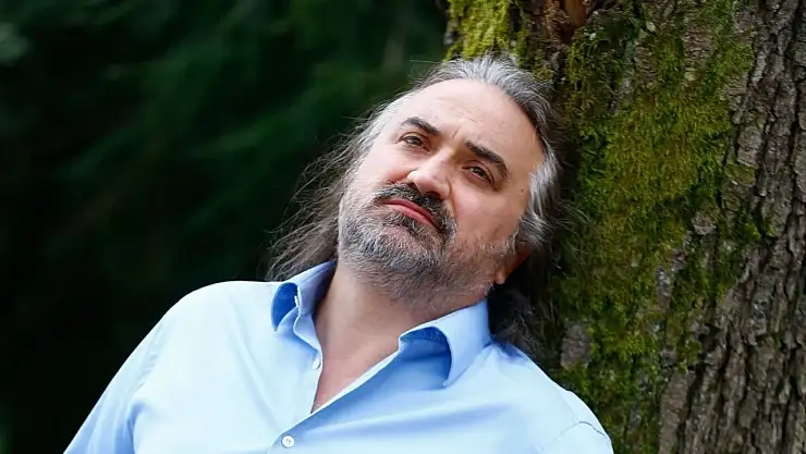 Volkan Konak'a sahnede 40 dakika kalp masajı uygulandı
