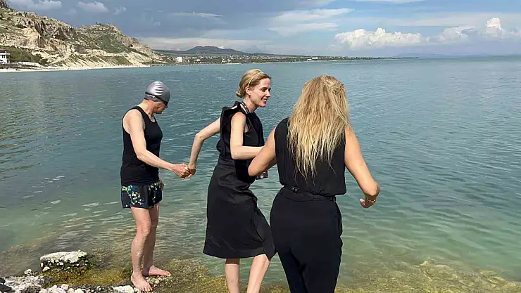 Wilma Elles ve Tuğba Özay, Beş Minare Film Festivali için Van Gölü'ne girdi