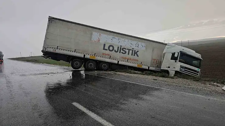 Yağmur Kazayı Beraberinde Getirdi: Tır Şarampole Devrildi