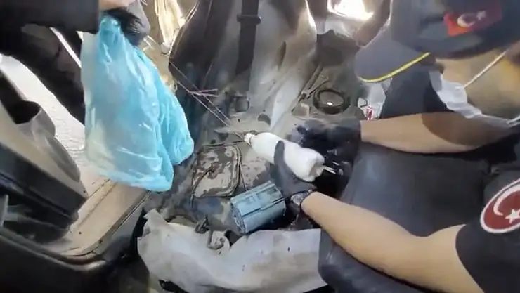 Yakıt deposuna saklanmış 15 kilo metamfetamin ele geçirildi