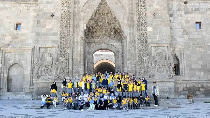 Yakutiye Belediyesi, öğrencileri tarihi mekanlarla buluşturdu