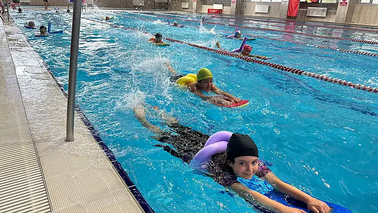 Yarı Olimpik Yüzme Havuzunda Yüzme Bilmeyen Kalmasın Projesi Devam Ediyor