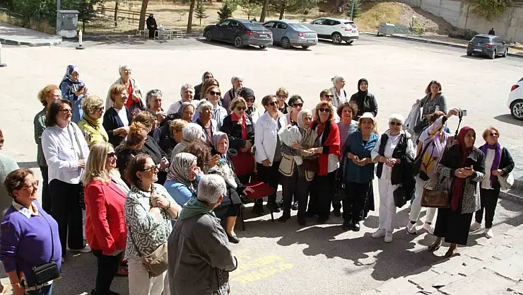 Yarım asır sonra buluşan mezunlar, anılarını duygusal bir etkinlikle tazeledi