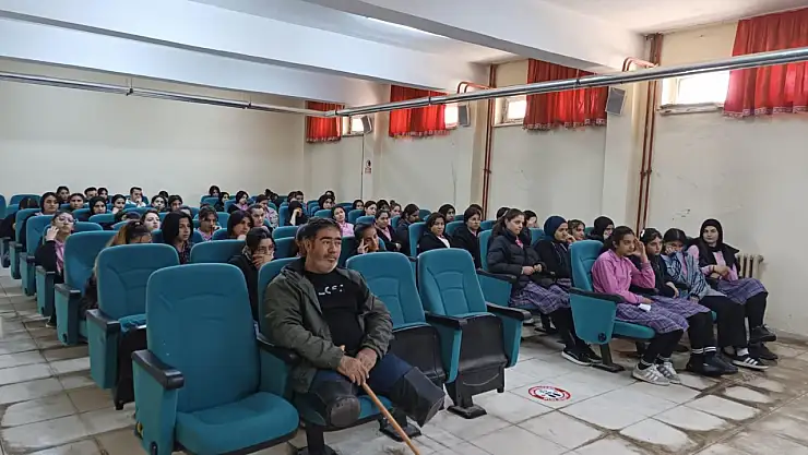 Yaşama Sevinci Derneği'nden Doğubayazıt'ta öğrencilere anlamlı söyleşi