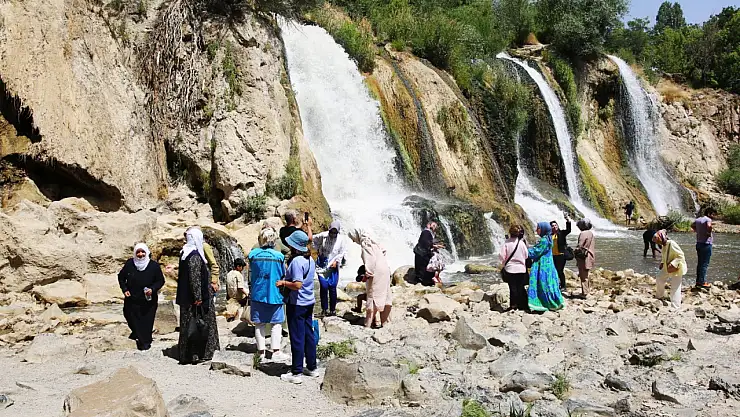 Yaşlılara Doğayla Buluşma Fırsatı: Van'da Muradiye Şelalesi'nde Keyifli Gezi Devam Ediyor