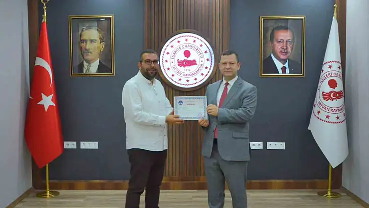 Yavru Kediyi Kurtaran Öğretmene Kaymakam'dan Takdir Belgesi: Üç Şehirlik Heyecanlı Yolculuğun Hikayesi