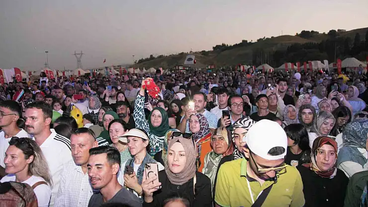 Yavuz Bingöl, Ahlat'ta Gerçekleştirdiği Konserle Gazze'deki İnsan Hakları İhlallerine Dikkat Çekti