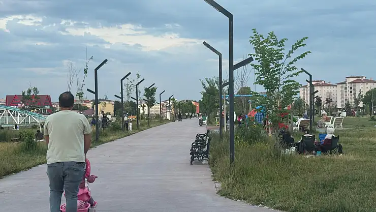 Yaz günlerinde Ağrı halkının tercihi millet bahçesi oldu