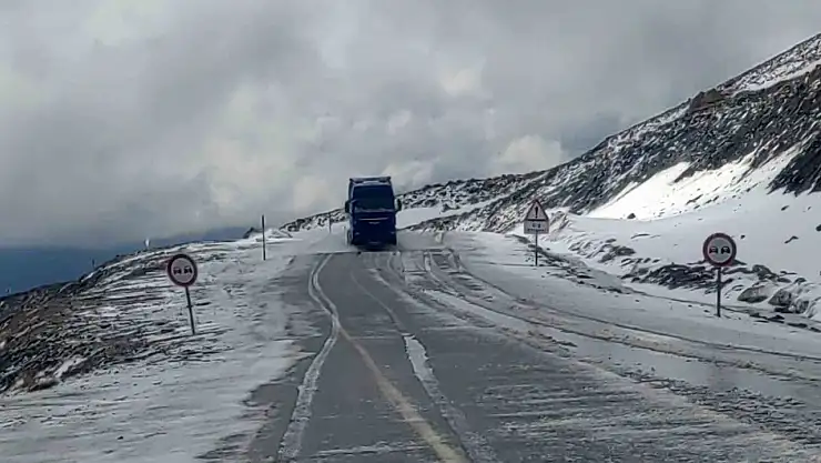 Yaz Gelmeden Kış Geri Döndü: Bahçesaray'da Kar Yağışı