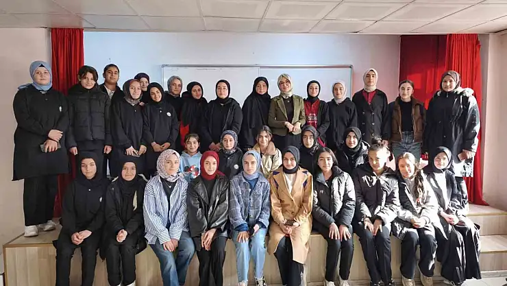 Yazar Hilal Demir, Tatvan'da öğrencilerle buluştu