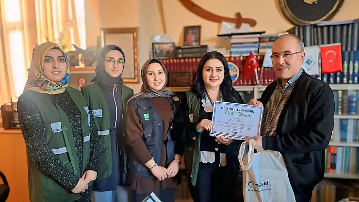 Yeşilay Van Şubesi'nden Kurucu Başkan Prof. Rahmi Tekin'e Öğretmenler Günü Ziyareti