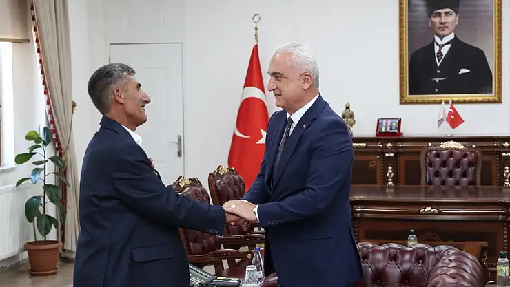 YKS çıkışında kızına çiçekle sürpriz yapan baba vali tarafından ağırlandı