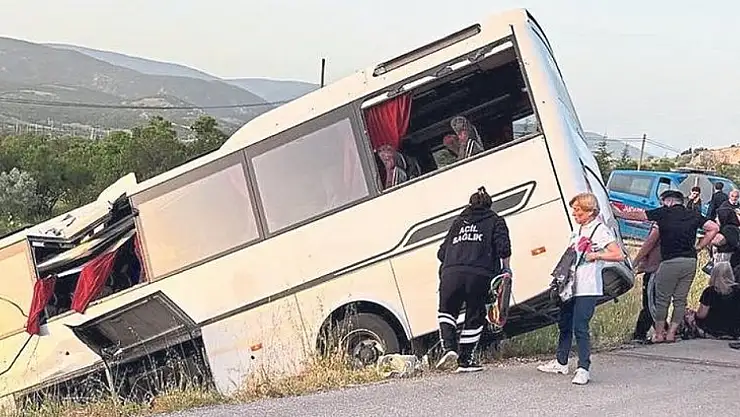 Yolcu otobüsü ile midibüsü çarpıştı: 1'i ağır 28 yaralı