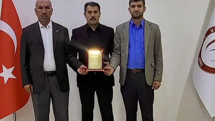 Yücetepe Köyü Muhtarı'ndan Genel Sekreter Şeyhmus Yentür'e Teşekkür Plaketi