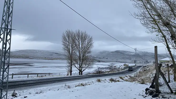 Yükseklerden merkeze inen kar Patnos'u beyazladı