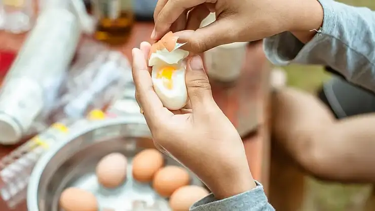 Yumurtalarınız Artık Çatlamayacak! Kahvaltı Şeflerinin Gizli Yöntemi Açığa Çıktı: Suyuna Bir Kaşık Ekleyin!