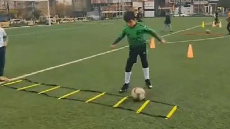 Zafer Mahallesi Sentetik Sahasında Gençler Futbolla Buluşuyor
