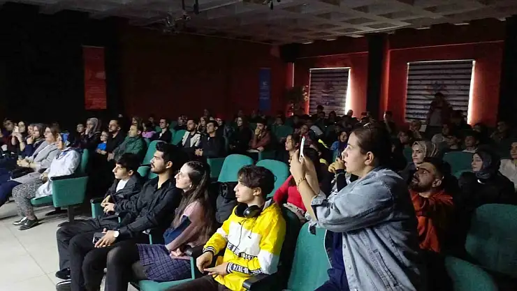 'Zamanın Dehlizinde Bir Kurşun' Seyirciyi Büyüledi: Savaşın İzleri Sahneye Taşındı!