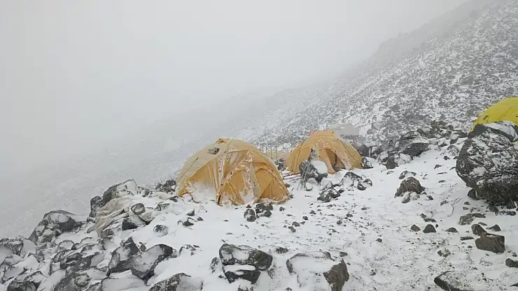 Zirve yolunda kar ve tipi dağcılara geçit vermedi