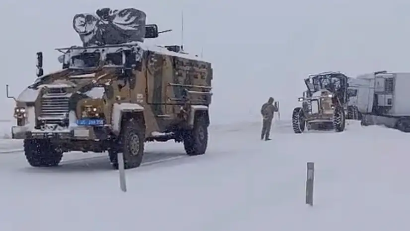 2 Bin 644 rakımda zor saatler: Tendürek Geçidi'nde ulaşım aksadı