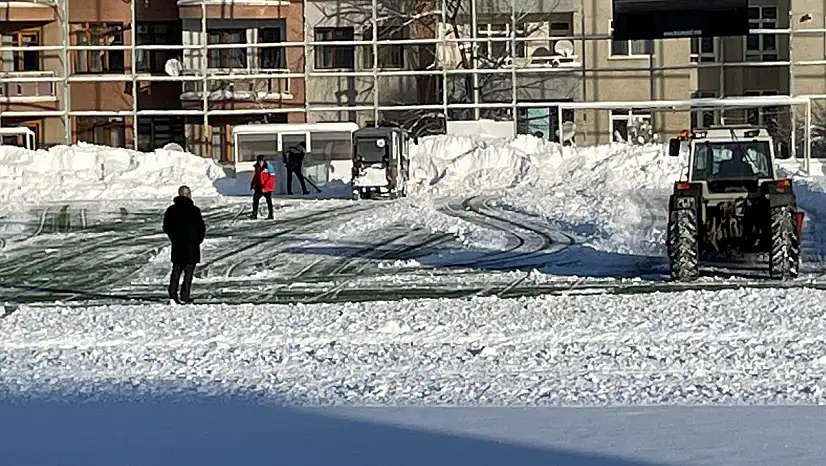 3 Temmuz Stadyumu ve Yurtlar Kampüsünde Kar Temizliği Sürüyor