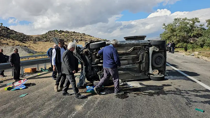 Adilcevaz-Patnos yolunda kamyonet takla attı: 2 yaralı