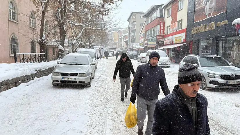 Ağrı'da araçlar kaldırımda vatandaş yollarda