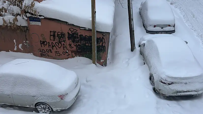 Ağrı'da araçlar kara gömüldü