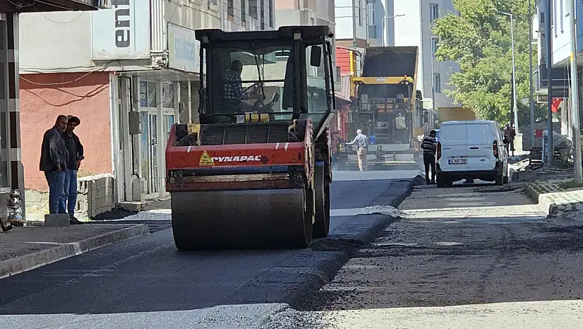 Ağrı'da asfalt seferberliği devam ediyor