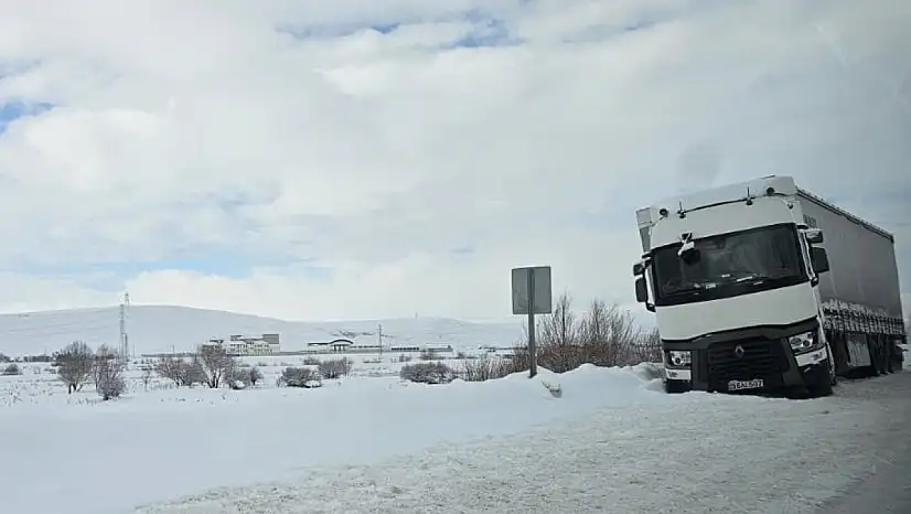 Ağrı'da bir tır kara saplandı